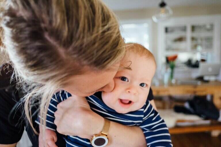 Een baby wordt geknuffeld door diens moeder